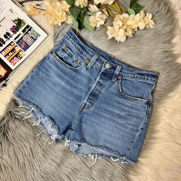 Levi’s 501 High Rise Button Fly Women’s Cutoff Medium Wash Denim Shorts Sz 26 - Picture 1 of 10